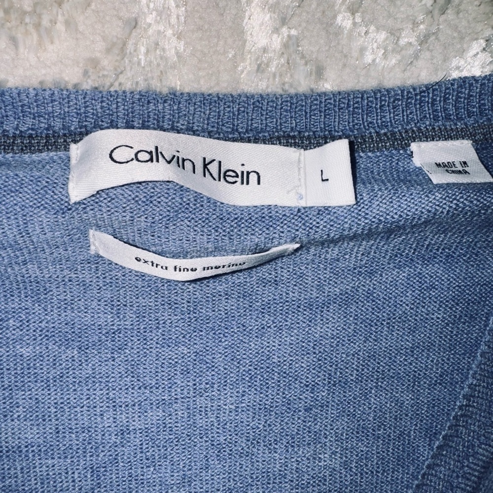 Men's Calvin Klein Blue V-Neck Sweater size large - Picture 3 of 3